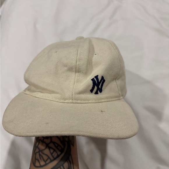 80’s/90’s Vintage Yankee’s Snapback 

Can be washed, but sourced like this! - Picture 5 of 5
